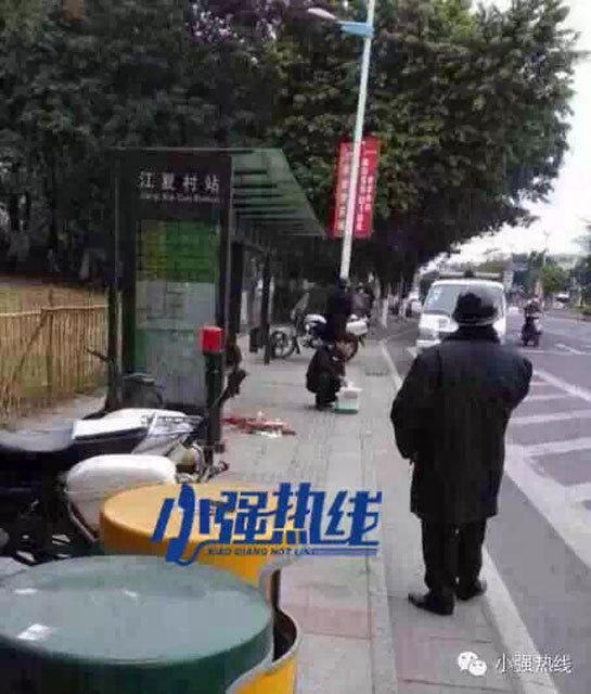 广东佛山一女子等车遇抢劫被砍10多刀 双手被砍烂