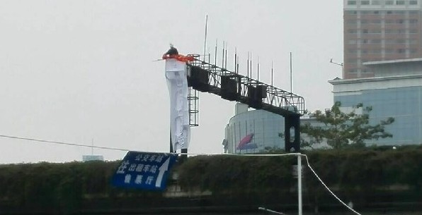 男子爬广州火车站龙门架扬言跳桥 被警方制服带离