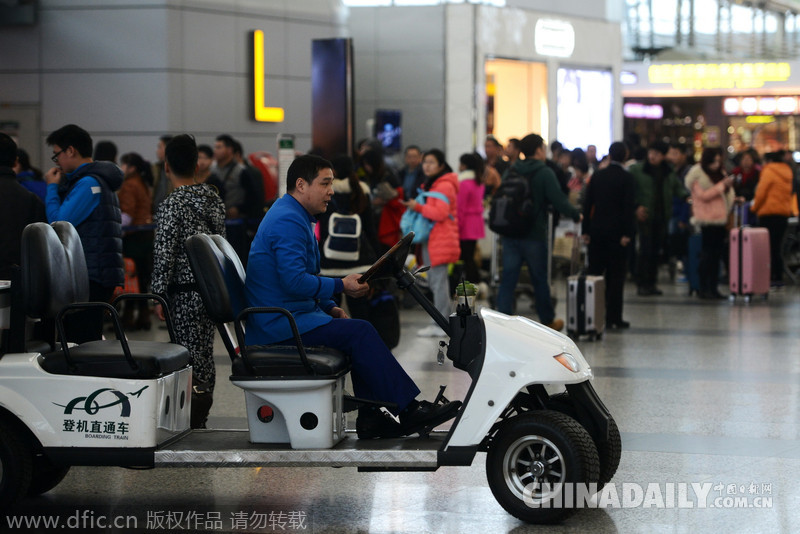 广州机场秩序井然 全民摄影时代随手拍“回家”
