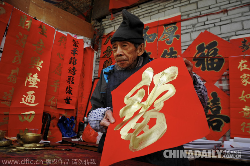 广东佛山“挥春一条街”大红福字大红灯笼年味浓