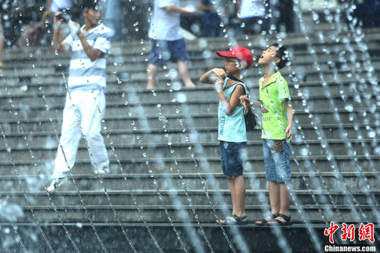 重庆气温最高超37℃ 街头短裤长裙“风光好”