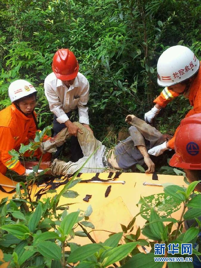 广西恭城一施工现场塌方10人被埋