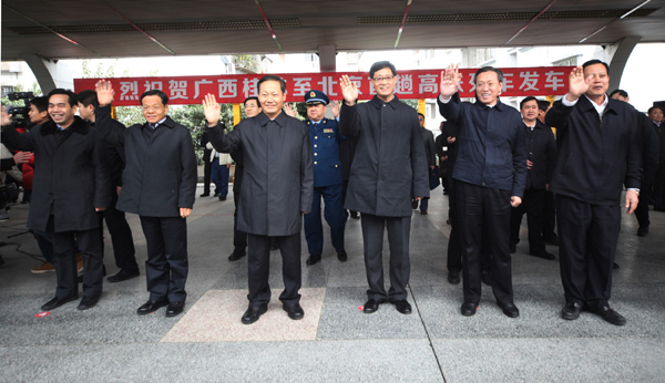 广西首趟进京高铁列车开行