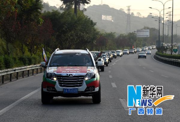 重庆车友自发组织迎接中国—东盟汽车拉力赛车队