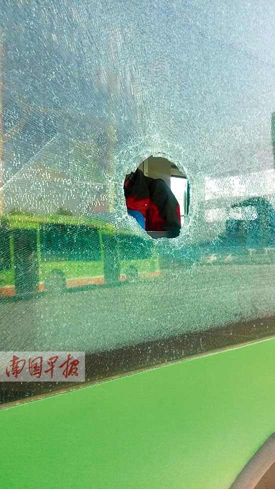 路边飞石砸烂公交车玻璃 事发南宁市昆仑大道