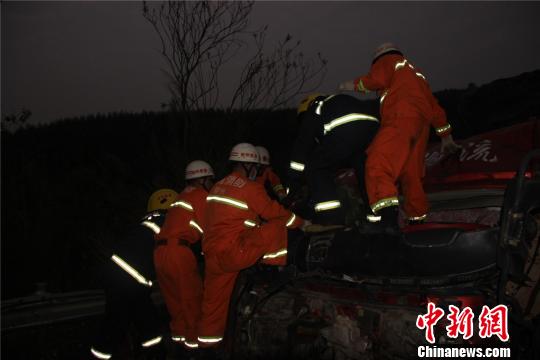 广西高速路一满载烟花爆竹货车被追尾致2死5伤