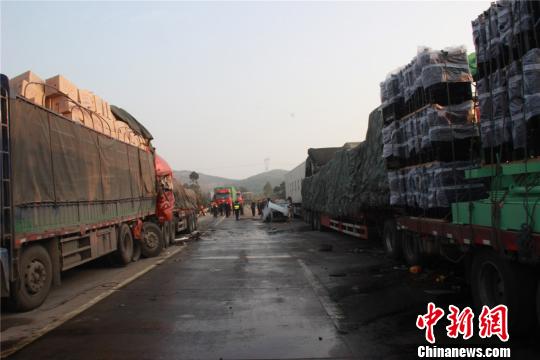 广西高速路一满载烟花爆竹货车被追尾致2死5伤