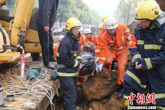 广西来宾一工地突发坍塌 两名被埋工人获救