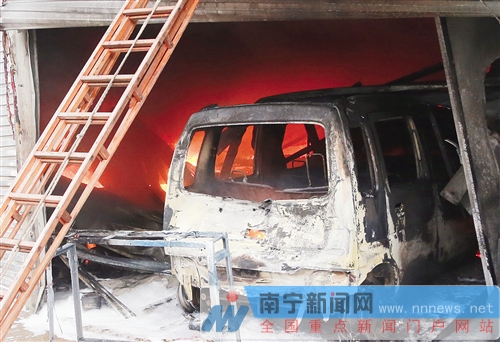 长堽路汽修店大火现场触目惊心 14辆车被烧剩铁壳