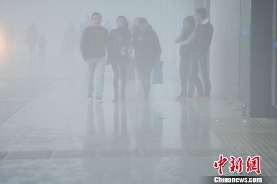 广西大部出现浓雾 多趟航班动车延误晚点(图)