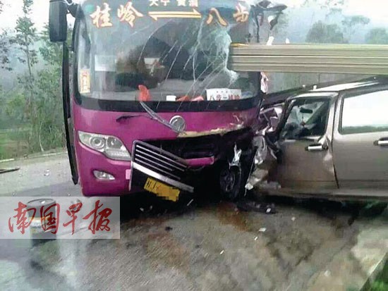 小货车与大客车相撞 客车司机不幸被铝材穿身而亡