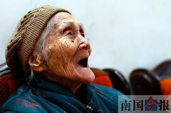 115岁老太或是柳州最老寿星 土法熬制草药水洗澡