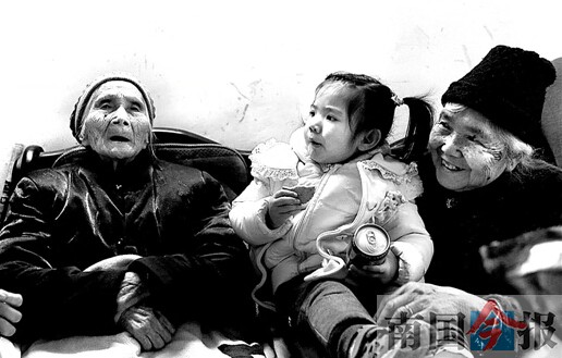 115岁老太或是柳州最老寿星 土法熬制草药水洗澡