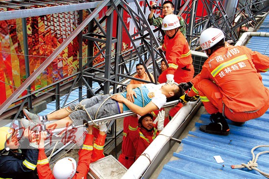 安装广告牌时脚手架绳索突然断裂 4名工人坠楼伤