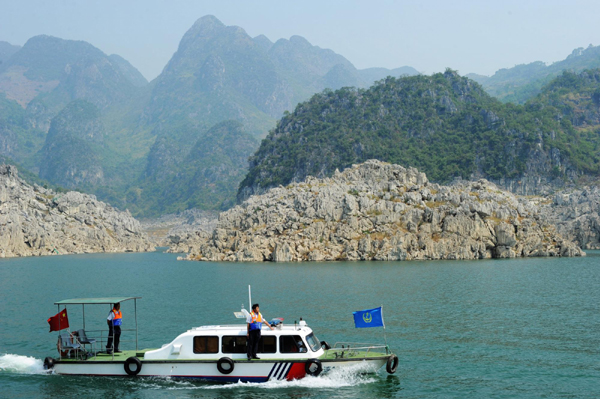 万峰湖风景区因旱水面大幅下降