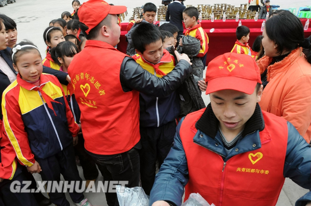 贵州八千名贫困学生收到新年新衣