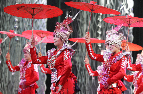 黔东南《银•秀》舞台剧：如痴如醉的银饰表演