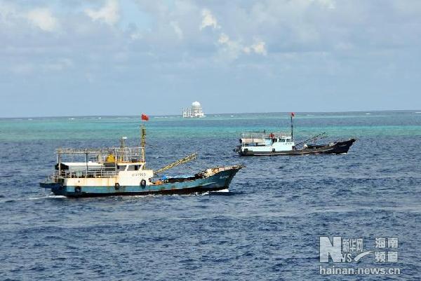 中国渔船船队在南沙渚碧礁探测鱼群资源