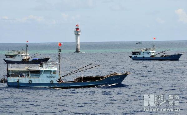中国渔船船队在南沙渚碧礁探测鱼群资源