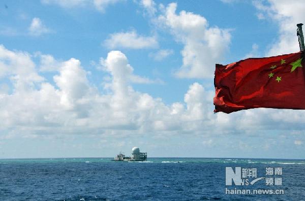 中国渔船船队在南沙渚碧礁探测鱼群资源