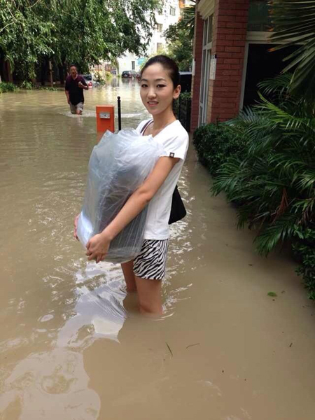 强台风“海燕”肆虐三亚 南航空姐涉水执行航班任务（图）