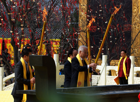 郑州：万人齐聚祖根圣地 共拜人文始祖轩辕