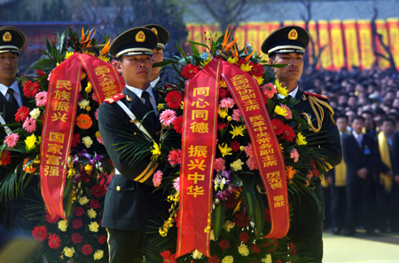 郑州：万人齐聚祖根圣地 共拜人文始祖轩辕