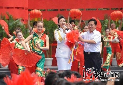 河南一干部“强搂”歌手遭行政拘留 已被免职 (图)