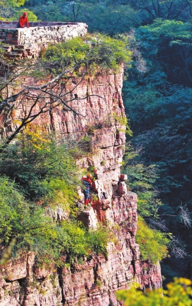 环卫工扮“蜘蛛侠”峭壁捡垃圾