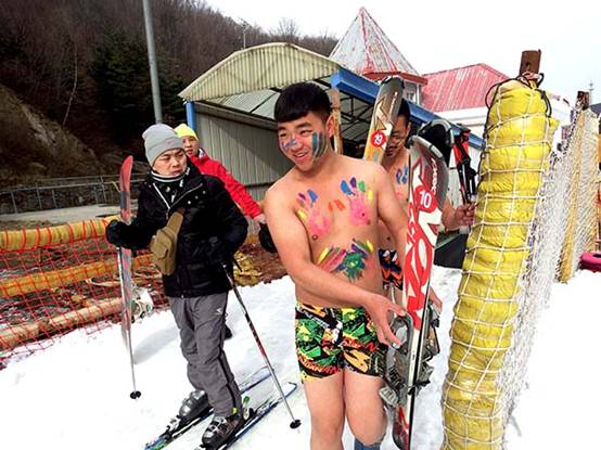 河南栾川滑雪场迎冬奥举行比基尼滑雪赛