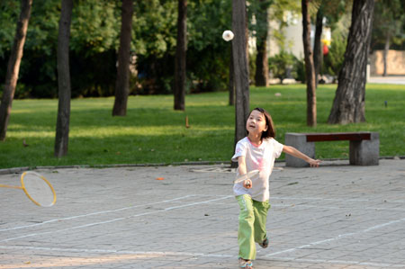 郑州：儿童在公园尽享节日欢乐
