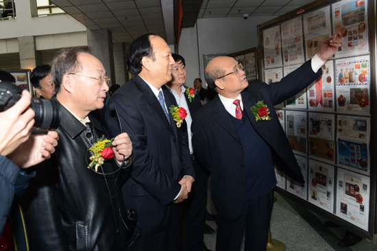 “喜庆十八大 红邮映中原”集邮巡展在河师大举行