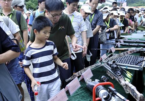 香港千人团赴深圳边防参访 迎接香港回归15周年