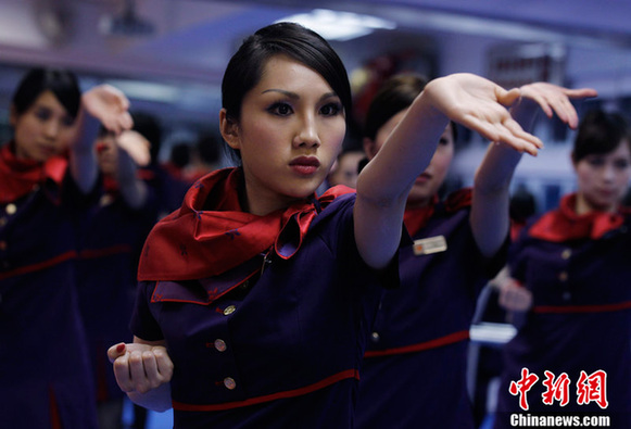 香港空姐大练咏春拳 一招一式有模有样