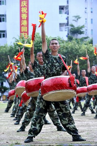 香港千人团赴深圳边防参访 迎接香港回归15周年