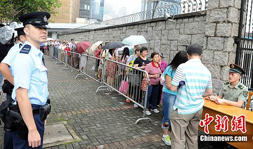 香港市民冒雨领取“爱在香港”庆回归15周年晚会门票