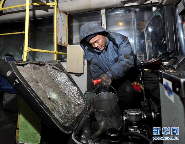 严寒中与夜晚相伴——探访“三九天”中的哈尔滨公交热车员