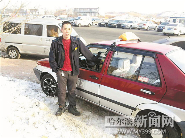 哈尔滨一辆出租车窗被砸 计价器、车载GPS和监控摄像头被盗