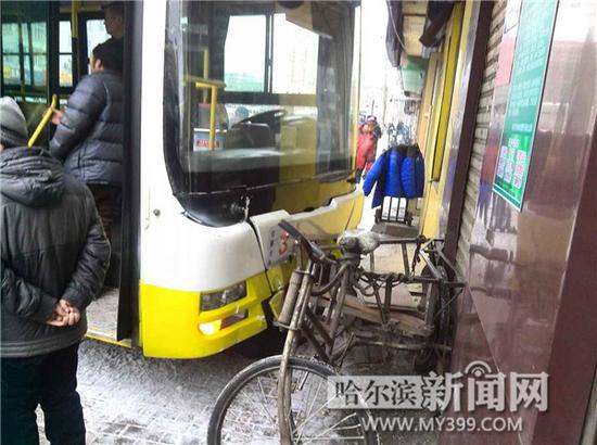 哈尔滨失控3路公交挤扁三轮车 一男子受伤(图)