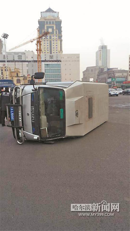 哈尔滨博物馆转盘道轿车撞翻运钞车 巨款当街转运(图)