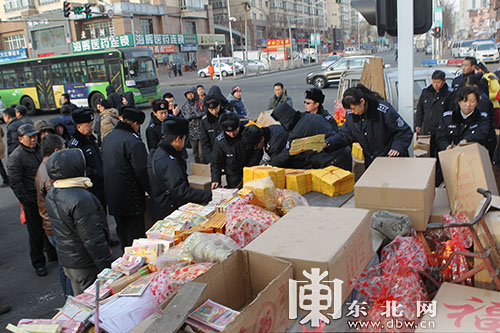 哈尔滨市香坊区整治春节前市场秩序 收缴6车“烧纸”