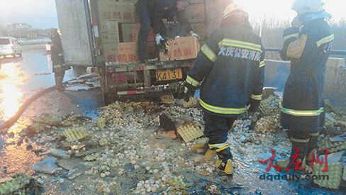 厢货突然起火 消防队员从车上“救下”5吨笨鸡蛋