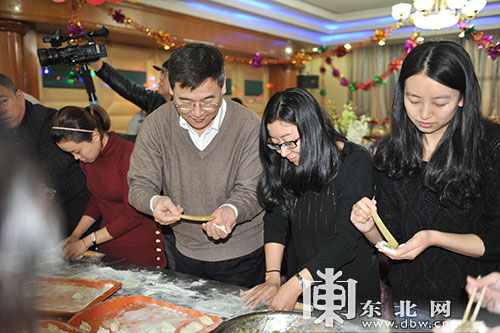 东北林业大学校长与留校生一起包饺子迎春节