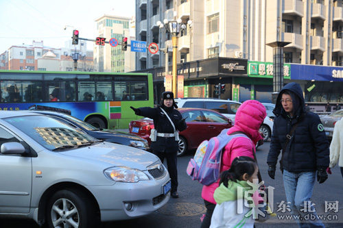 哈尔滨市中小学开学首日交警全员上岗 高峰车流增3成