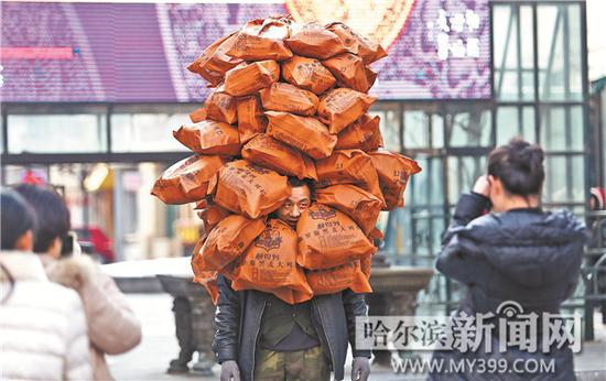哈尔滨老街列巴哥肩扛数十个面包送货 就是任性