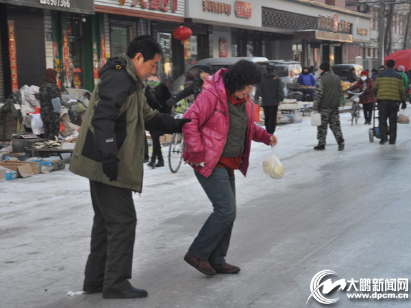 牡丹江市爱民街雪后成“溜光”大道 路人摔倒被搀起