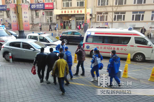 哈尔滨多人被困恒运大厦电梯内 一女子昏迷送医院急救