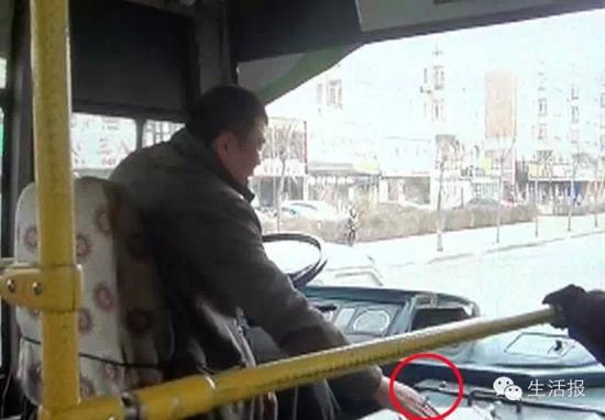 哈尔滨51路司机一手抽烟一手打电话(图)