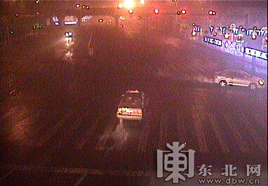哈尔滨市一女司机驾驶套牌车连续闯红灯 交警夜查被抓现行