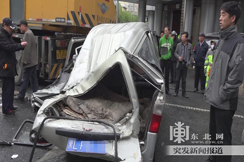 哈尔滨尚志大街一厢式货车侧翻压扁面包车 一人受伤